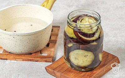 Переложите готовые баклажаны в банку. Залейте их рассолом так, чтобы он покрыл кусочки полностью. Плотно закройте банку крышкой и оставьте ее на 3 дня в теплом месте.