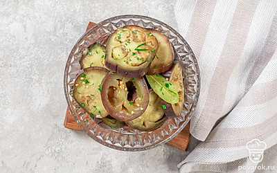 Выложите готовые баклажаны в пиалу, заправьте растительным маслом и посыпьте измельченной петрушкой.