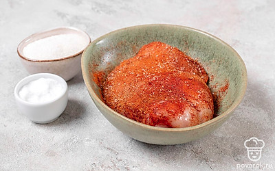 Смешайте сахар с солью, кориандром и острым перцем. Положите мясо в эту смесь и тщательно натрите со всех сторон. Накройте мясо крышкой и отправьте в холодильник на сутки.