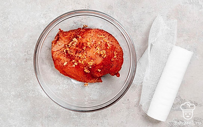 Тщательно смойте все специи с мяса под холодной водой и насухо оботрите. Выдавите чеснок через пресс и хорошенько вотрите в мясо. Затем щедро обваляйте в паприке. Оберните в марлю или ткань и оставьте в холодильнике на 3 суток. 