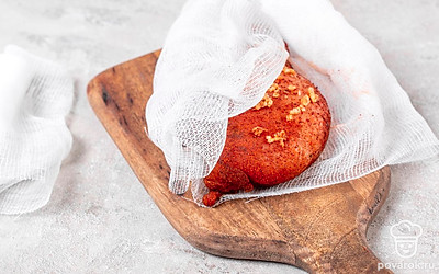 Снимите ткань, замените на новую и верните в холодильник.