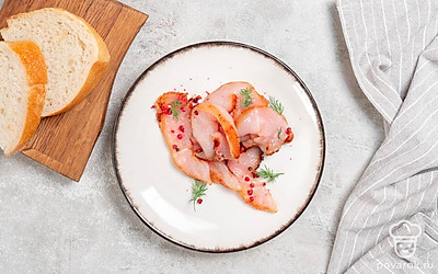 Нарежьте мясо на тонкие ломтики и подавайте с кусочком свежего хлеба. 