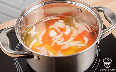 Почистите и нарежьте овощи, поставьте их вариться на 15 минут.