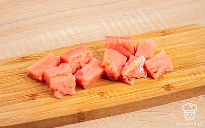 Нарежьте рыбу на кусочки, удалите крупные кости.