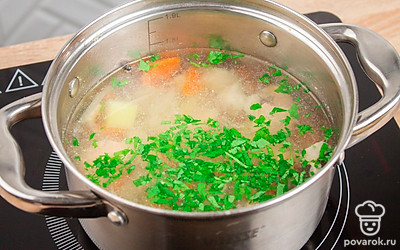 За пару минут до готовности бросьте в суп мелко нарезанную свежую зелень. Выключите суп, накройте крышкой. Дайте ухе настояться 20 минут. Приятного аппетита.