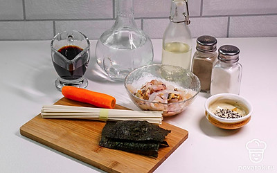 Выложите все ингредиенты на стол для удобства приготовления. Морепродукты промойте. Морковь почистите.
