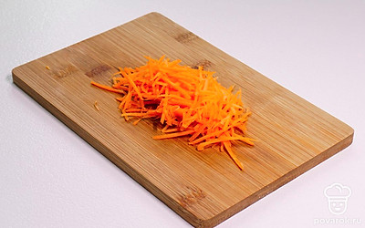 Морковь натрите на крупной терке.