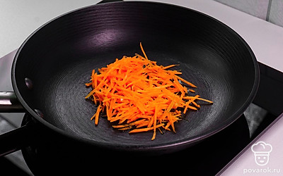 Обжарьте морковь на сковороде с растительным маслом.