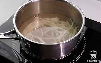 Налейте в кастрюлю воду и сварите в ней лапшу.