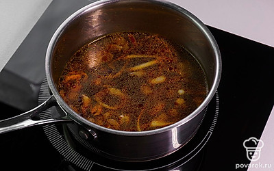 Добавьте в кастрюлю соевый соус. Посолите и поперчите по вкусу. Затем выложите пережарку из моркови и морепродукты. Доведите суп до кипения и варите в течение 5 минут.