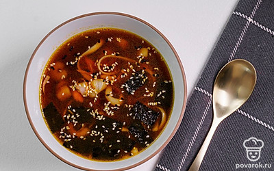 Нарежьте листья нори прямоугольниками и добавьте их вместе с кунжутом в порционные тарелки перед подачей.