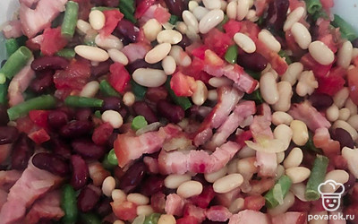 В сковороде обжарьте на масле лук и грудинку. Затем добавьте к ним отваренные цветную и зеленую фасоль.