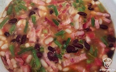 Влейте в кастрюлю бульона столько, чтобы он покрыл овощи. Тушите 20 минут на слабом огне. Всыпьте в суп мелкие макароны. Посолите, поперчите по вкусу. Разбавьте оставшимся бульоном до желаемой густоты. Густота будет видна, когда суп постоит 7-10 минут.