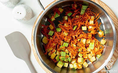 Приготовьте овощи. Кабачок и морковь положите в кастрюлю, налейте растительное масло, включите слабый огонь и обжарьте до золотистости в течение 5-7 минут.