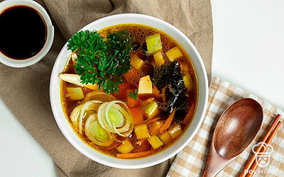 Суп с водорослями нори разлейте по глубоким пиалам, подавайте горячим.