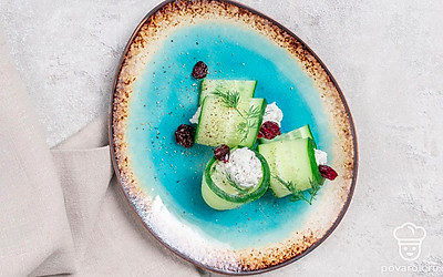 Подайте рулетики с клюквой и брусникой, чтобы придать блюду ягодную кислинку. 