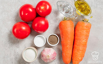 Помойте помидоры. Почистите морковь и чеснок. Подготовьте блендер, стерильные банки и крышки.