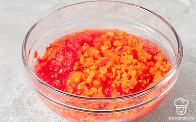 Нарежьте томаты и морковь небольшими кусочками, а затем измельчите в блендере или пропустите через мясорубку. 