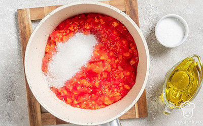 Выложите в сотейник морковь и помидоры. Всыпьте сахар и соль, влейте масло. Поставьте на медленный огонь и тушите 1,5 часа. 