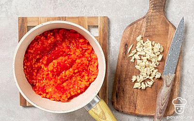 Мелко нарежьте или пропустите через пресс зубчики чеснока. За 15 минут до готовности добавьте чеснок в кастрюлю. 