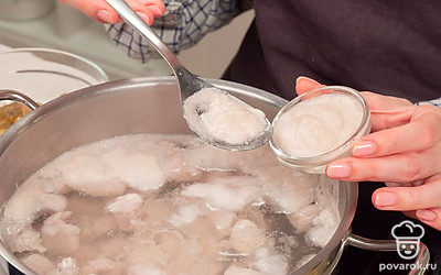 Сварите мясо, морковь и перловку. Налейте в кастрюлю воды, доведите до кипения и положите в нее свинину. Еще раз вскипятите, уберите пену шумовкой. Уменьшите огонь до среднего, добавьте морковь, корень петрушки, сельдерей и перловку. Закройте крышкой и варите до полуготовности мяса в течение 10 минут.