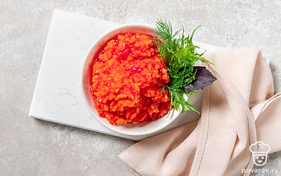 Разложите готовую икру из моркови в салатник или креманку и украсьте зеленью.