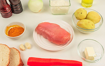 Проверьте все необходимые ингредиенты, очистите овощи, промойте куриную грудку, подготовьте рабочую поверхность.