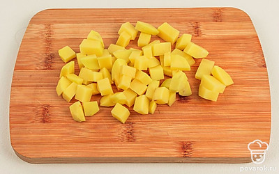 Нарежьте кубиками картофель и куриную грудку, измельчите лук.