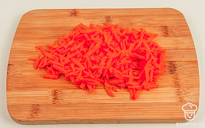 Натрите морковь на крупной терке.