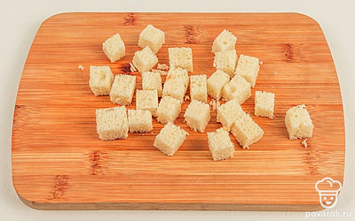 Нарежьте хлеб кубиками одинакового размера.