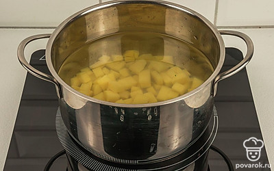 Положите картофель в кастрюлю с кипящей подсоленной водой.