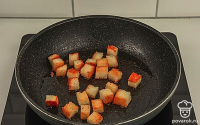 В чесночном масле поджарьте гренки до золотистой корочки.
