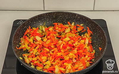 Приготовьте поджарку из лука, моркови, сливочного масла и специй. Обжаривайте овощи в течение 5-7 минут.