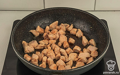 Поджарьте куриное филе в течение 3-5 минут.