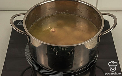 Переложите курицу в кастрюлю.