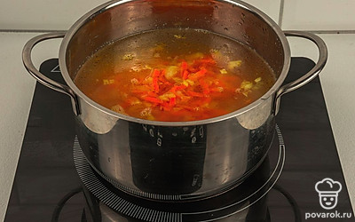 Выложите в суп готовую поджарку и куркуму.