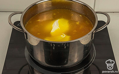 Растворите в супе сливочный сыр.