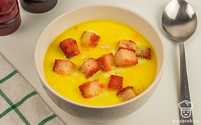 Разлейте суп по порционным тарелкам, добавьте гренки и подавайте к столу. Приятного аппетита!