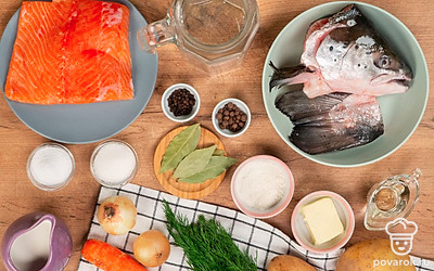 Рыбу тщательно вымойте под проточной водой. Филе отделите от позвоночной кости, снимите кожу. Из головы семги удалите жабры и глаза. Овощи вымойте, почистите. Морковь разрежьте на несколько частей. 3 луковицы мелко нарежьте, 1 оставьте целой. Картофель нарежьте кубиками. Укроп для подачи вымойте, обсушите на бумажных полотенцах и мелко нарежьте.