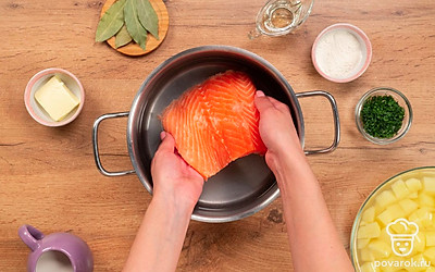 Приготовьте раствор для филе. В отдельную кастрюлю налейте воду, растворите в ней соль и сахар, положите кусочки филе семги.