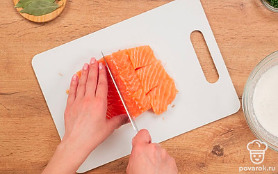 Подготовьте рыбное филе. Филе семги извлеките из кастрюли, обсушите бумажными полотенцами и нарежьте кубиками размером приблизительно по 3-3,5 см.