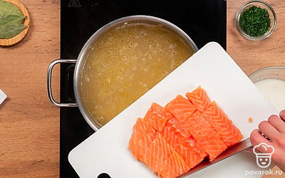 Соедините основы и завершите приготовление супа. Бульон процедите через сито, вылейте в кастрюлю с овощами. Варите до готовности картофеля, приблизительно 10-15 минут. Затем добавьте кусочки рыбного филе, варите приблизительно 1 минуту, не давая супу закипеть. Затем влейте сливки, перемешайте, прогрейте 1-2 минуты, накройте крышкой, снимите с огня. Дайте настояться 10-15 минут.