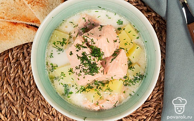 Суп "Лохикейтто" разлейте по глубоким порционным тарелкам, в каждую положите немного измельченного укропа.