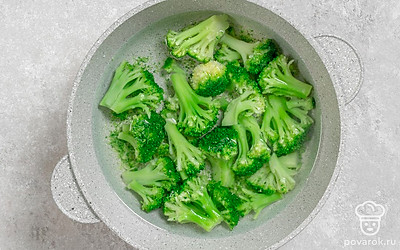 Отварите брокколи в кипящей подсоленной воде в течение 5 минут. Соцветия должны стать мягкими, но не развариться. 