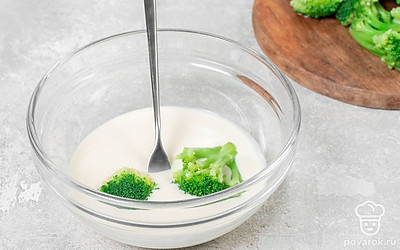 Смешайте в миске муку, соль и воду. Дайте постоять смеси в холодильнике 10 минут. Окунайте брокколи в кляр так, чтобы тесто полностью обволокло соцветие.