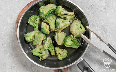 Разогрейте масло в сковороде. Опустите в кипящее масло брокколи в кляре и жарьте до золотистости. Выложите готовые ломтики на бумажную салфетку, чтобы стек лишний жир.