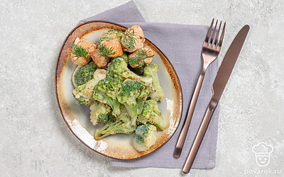 Подавайте брокколи в кляре как самостоятельное блюдо или в качестве гарнира к рыбному или мясному блюду. 