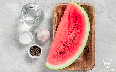 Помойте арбуз. Почистите чеснок. Ополосните петрушку водой.