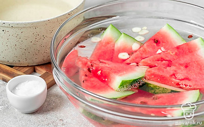 Прокипятите воду с солью в течение 3 минут. Остудите рассол до 35-40°C, то есть примерно до температуры тела, а затем залейте им арбуз. Накройте пленкой и уберите миску в холодное место.