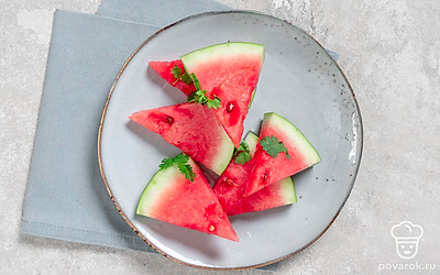 Подавайте малосольные арбузы, украсив порцию кинзой.